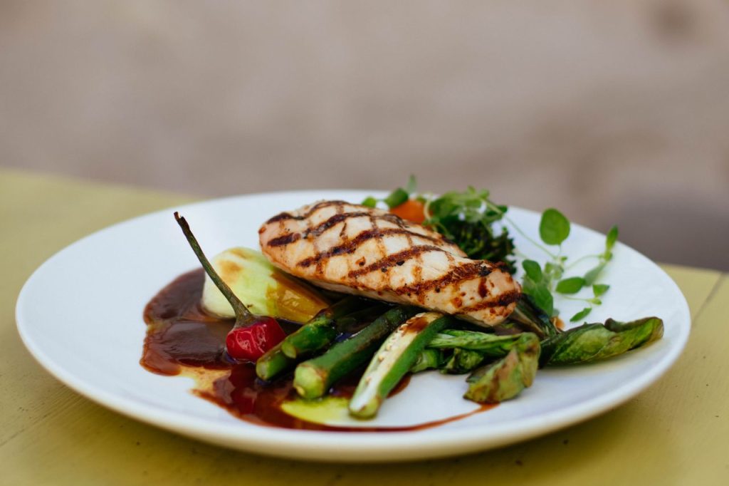 ¿Te despiertas empapada y no puedes volver a dormir? Por qué los sudores nocturnos rompen tu descanso dos veces Plato delicioso formado por pollo asado, verduras, hojas verdes y salsa