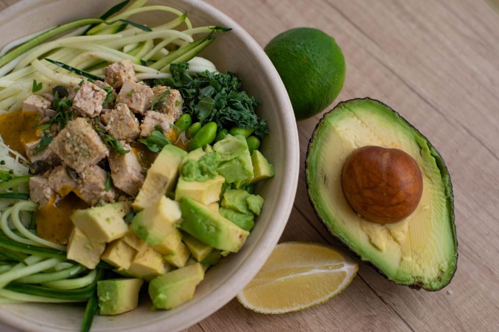 ¿Todo te sienta mal de repente? El motivo oculto por el que tienes digestión lenta en la menopausia Delicioso bowl de aguacate, calabacín, hojas verdes y tofu