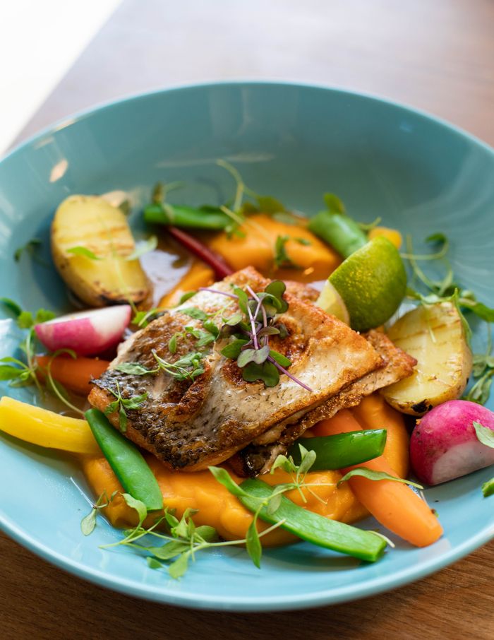 Plato colorido de verduras variadas y pescado a la plancha